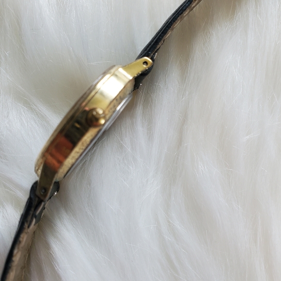 Women's timex quartz wrist watch with leather band. - Picture 5 of 8